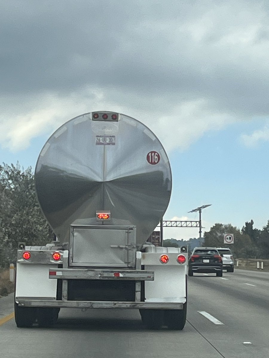 rvmuradas's tweet photo. @CAPUFE pipa blanca con número 116 placas 26 UU30 aventándose a los autos ayuda https://t.co/LxezbqaUtc