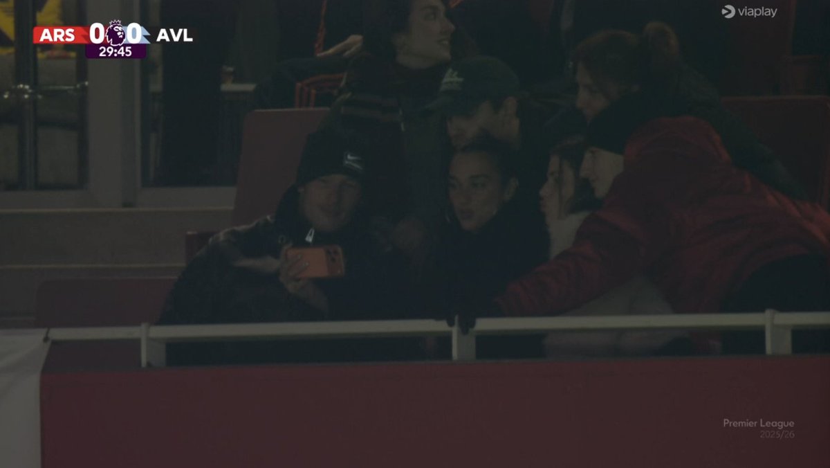 ESTA DUA LIPA EN EL EMIRATES. 
HAGAN ALGO HIJOS DE PUTA