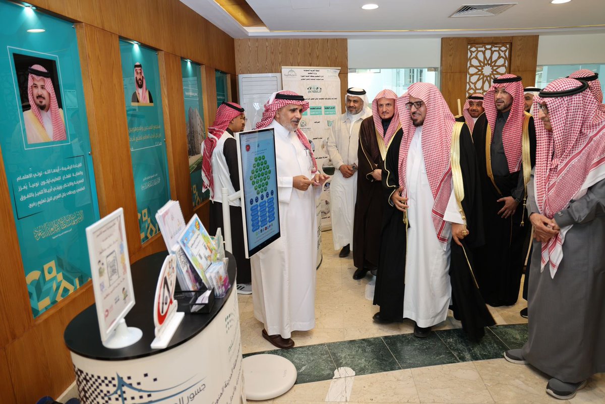 MOE_MDI's tweet photo. برعاية المدير العام للتعليم بمنطقة #المدينة_المنورة، نظّمت الإدارة العامة للتعليم ملتقى التطوع الخامس، تزامنًا مع #يوم_التطوع_السعودي_والعالمي 2025م، وذلك في الصالة الثقافية للإدارة.

وتضمّنت أعمال الملتقى استعراض منجزات العمل التطوعي، وتعزيز الشراكات المجتمعية، والاحتفاء بالجهات التعليمية وغير الربحية، والفرق التطوعية، والمبادرات النوعية، إلى جانب تكريم الداعمين والمساهمين في ترسيخ ثقافة العطاء. 
كما شمل التكريم المدارس الداعمة للعمل التطوعي، ومنسوبي الأقسام، ومنسقي العمل التطوعي الأعلى تفاعلًا مع الفرص التطوعية، بما يجسّد أثر #العمل_التطوعي في خدمة المجتمع ودعم مستهدفات #رؤية_المملكة_2030.
#وزارة_التعليم