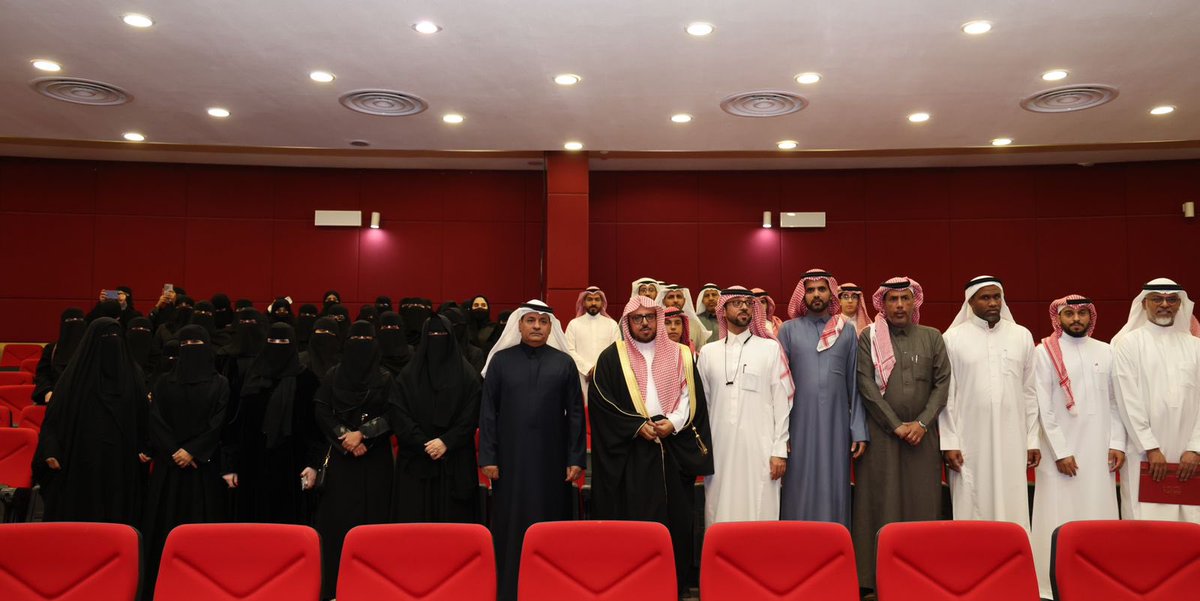 MOE_MDI's tweet photo. برعاية المدير العام للتعليم بمنطقة #المدينة_المنورة، نظّمت الإدارة العامة للتعليم ملتقى التطوع الخامس، تزامنًا مع #يوم_التطوع_السعودي_والعالمي 2025م، وذلك في الصالة الثقافية للإدارة.

وتضمّنت أعمال الملتقى استعراض منجزات العمل التطوعي، وتعزيز الشراكات المجتمعية، والاحتفاء بالجهات التعليمية وغير الربحية، والفرق التطوعية، والمبادرات النوعية، إلى جانب تكريم الداعمين والمساهمين في ترسيخ ثقافة العطاء. 
كما شمل التكريم المدارس الداعمة للعمل التطوعي، ومنسوبي الأقسام، ومنسقي العمل التطوعي الأعلى تفاعلًا مع الفرص التطوعية، بما يجسّد أثر #العمل_التطوعي في خدمة المجتمع ودعم مستهدفات #رؤية_المملكة_2030.
#وزارة_التعليم