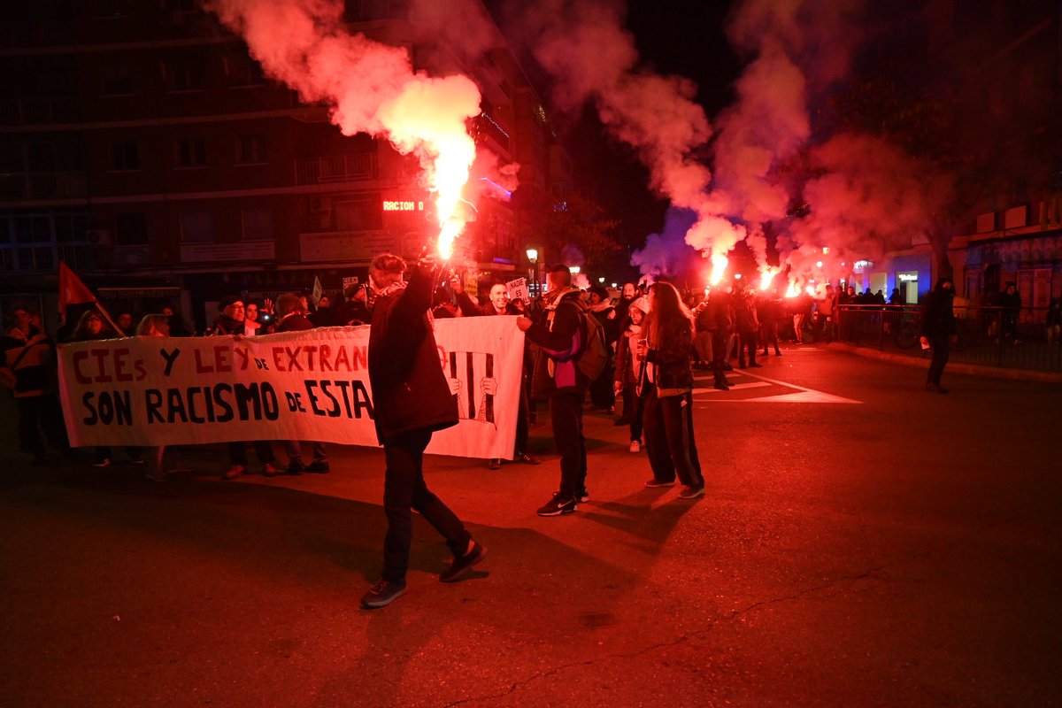 CGT_Madrid's tweet photo. CIES NO| #Manifestación contra los #CIEs

Los CIEs y la #LeyDeExtrangería son racismo de Estado!!

#CIEsNO
¡¡ Abajo los muros de las prisiones!!

Ninguna persona es ilegal !! https://t.co/1rjRzthrtS