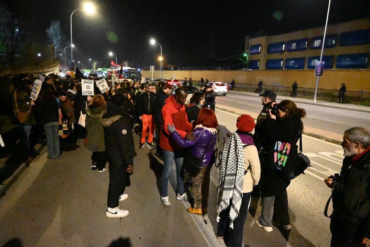 CGT_Madrid's tweet photo. CIES NO| #Manifestación contra los #CIEs

Los CIEs y la #LeyDeExtrangería son racismo de Estado!!

#CIEsNO
¡¡ Abajo los muros de las prisiones!!

Ninguna persona es ilegal !! https://t.co/1rjRzthrtS