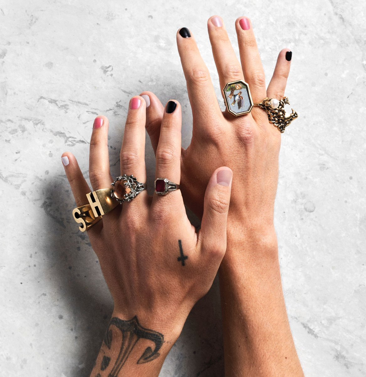 harryberryy28's tweet image. hands so iconic you don’t even need to see his face