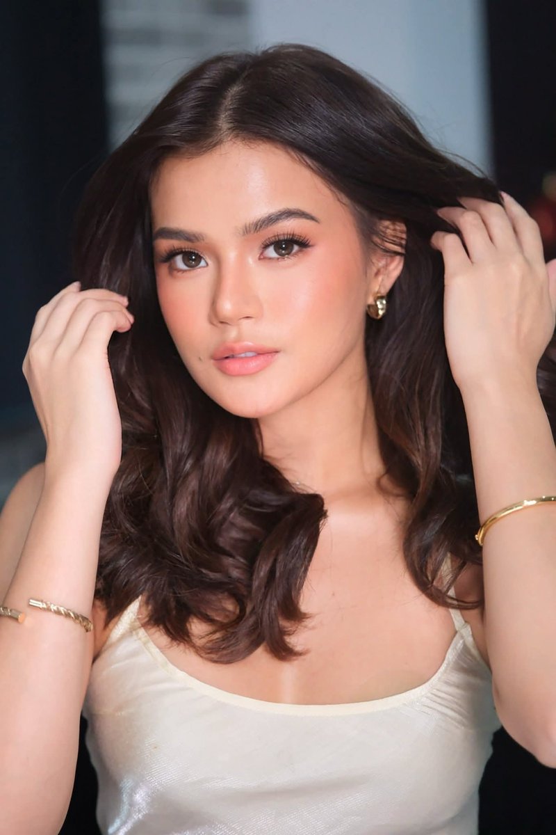 Soft glam really suites her!

#MarisRacal 

HMUA: 💇‍♀️ Archie Elecora 
💄 Jonah Vicada
