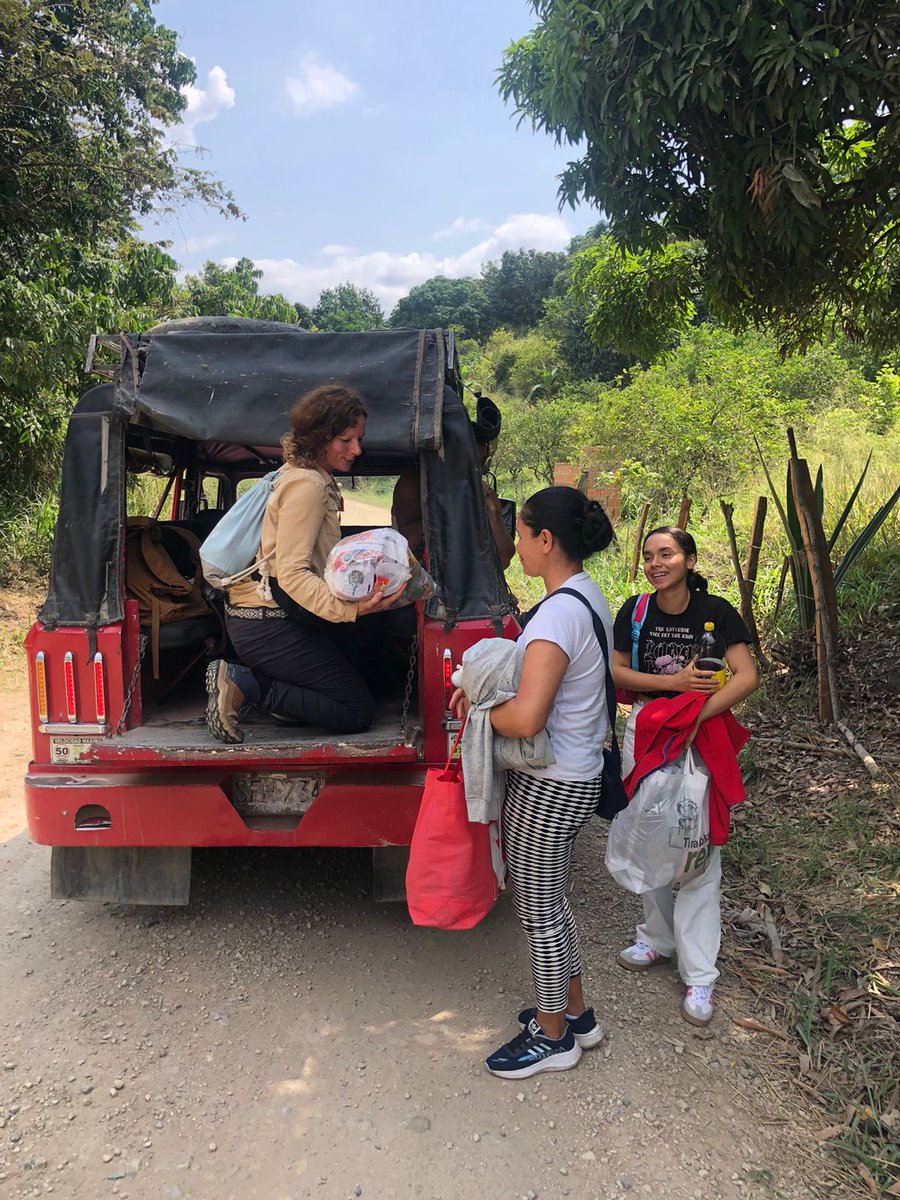 FUNDACINMUJERE3's tweet photo. Donaciones en la vereda Salcedo en Apulo. Con poco se puede regalar una sonrisa a los campesinos y niños. https://t.co/048dq3goiz