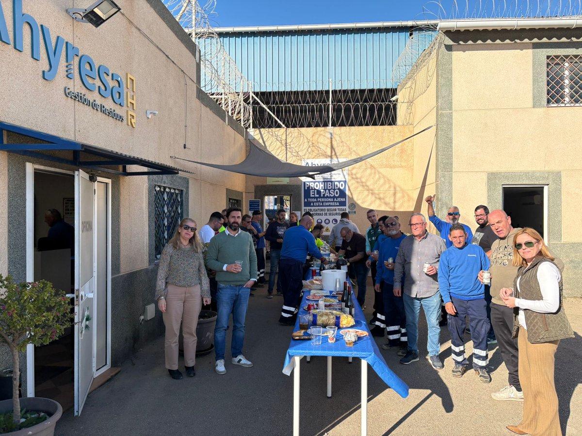 Ahyresa's tweet photo. 🟦🟨⬜️ Es momento de celebrar y agradecer el compromiso y el esfuerzo de las personas que forman parte de este equipo. Y queremos agradecer especialmente a nuestro compañero Rafael, que se jubiló hace pocos días por tantos años de dedicación, profesionalidad. 
¡FELIZ AÑO NUEVO! https://t.co/EfSoVegffq