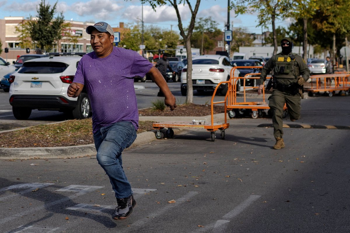 reuterspictures's tweet photo. Scenes from America's immigration crackdown in 2025 https://t.co/szegHyhoAB https://t.co/2FZZleX7qI