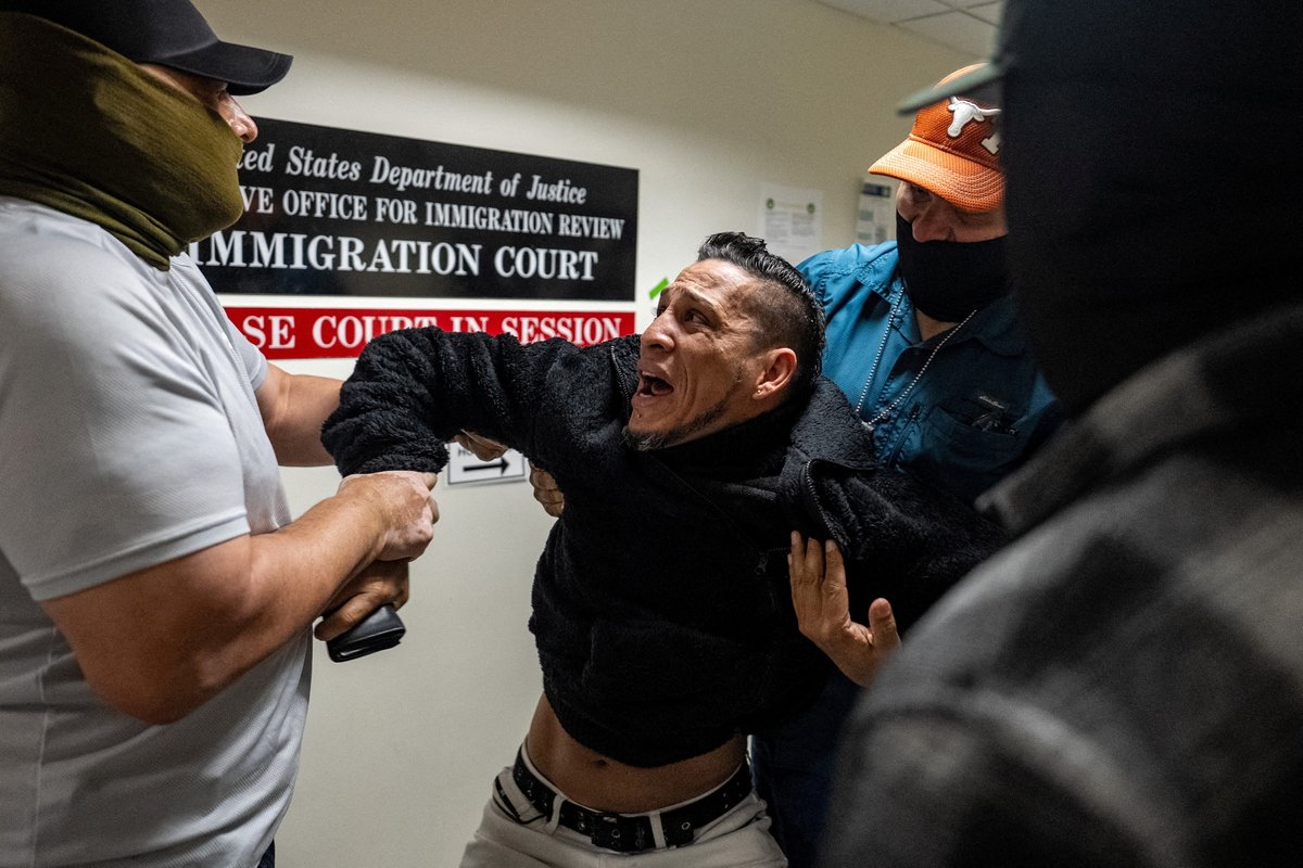 reuterspictures's tweet photo. Scenes from America's immigration crackdown in 2025 https://t.co/szegHyhoAB https://t.co/2FZZleX7qI