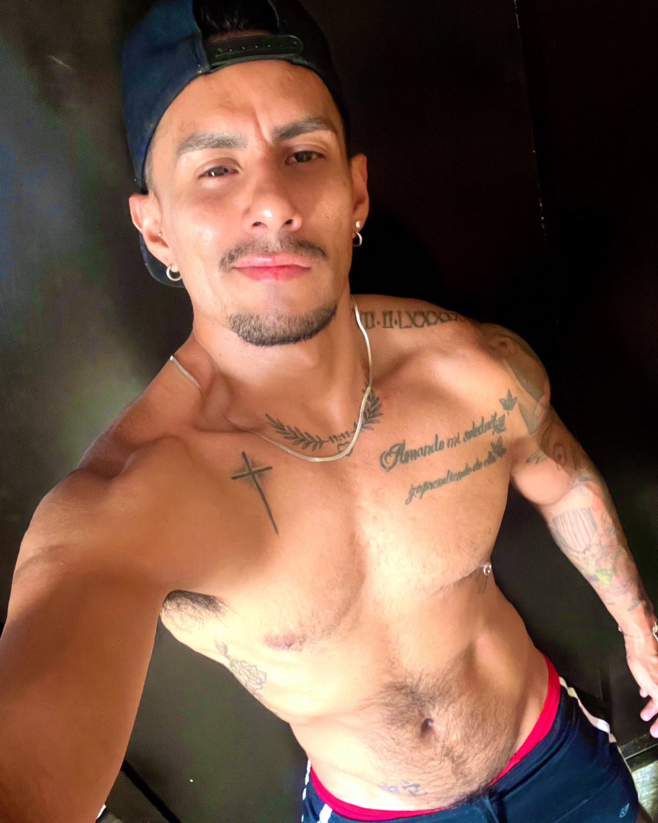 Hola pápitos  para que me conozcan tal y como soy y me veo ok.    Espero les guste y les motive a algo rico y conocerme.  Ultima foto del año. Saludos culitos y seguidores 🖤