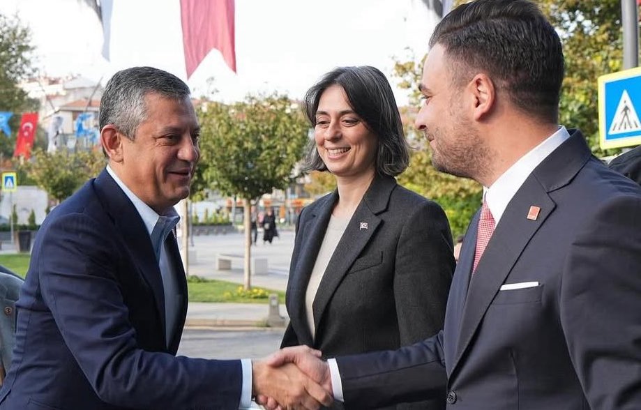 #SONDAKİKA | CHP Genel başkanı Özgür Özel ve yönetiminden 22 yaşındaki Resul Düzgün’e çarpıp kaçan Üsküdar İlçe Başkanı Berk Tütüncü ile ilgili hiçbir açıklama gelmedi.