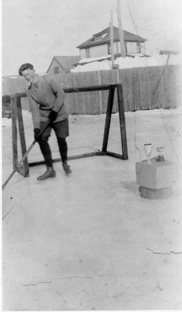 Le hockey est un sport apprécié depuis de nombreuses années, tant au niveau amateur que professionnel. On voit ici Roland King, qui a joué comme gardien de but à Norton en 1926, illustrant les débuts et l’enracinement communautaire de ce sport. (PHOTO : Archives prov. du N.-B.)