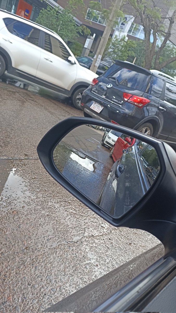 euni_benitez's tweet photo. @AsuncionMuni @luisbello_asu un profundo akarasy sobre Avda Santa Teresa frente a un lindo shopping. https://t.co/FTlVUuEvF8