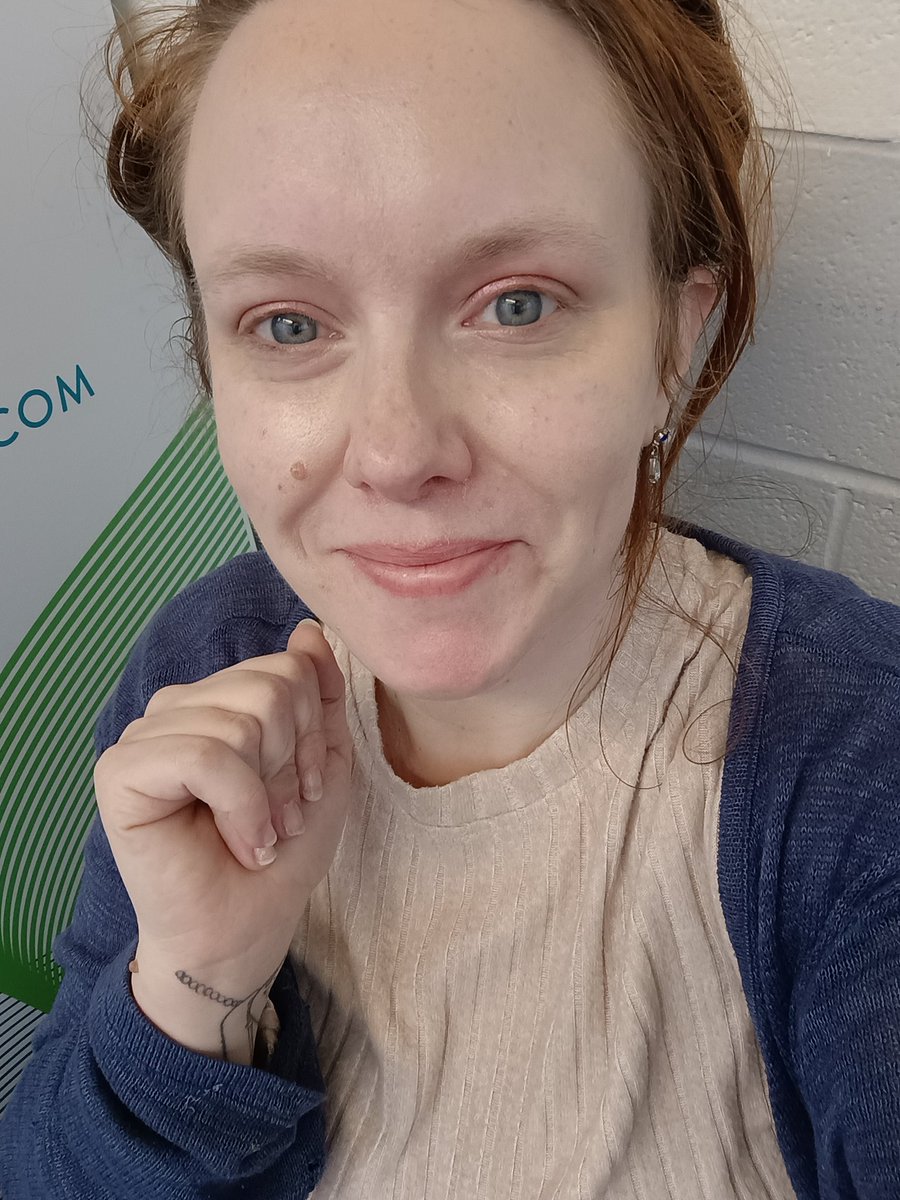 Angel89Blue's tweet image. When you're pale and don't care 👍👍👍