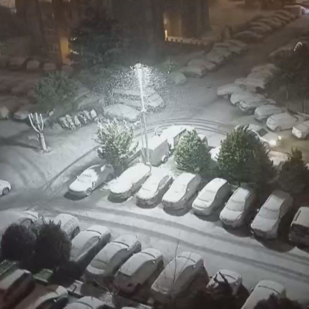 mynet's tweet image. Meteoroloji Genel Müdürlüğü tarafından yapılan uyarıların ardından İstanbul'da kar yağışı başladı. Yağış kentin yüksek kesimlerinde etkili oluyor.