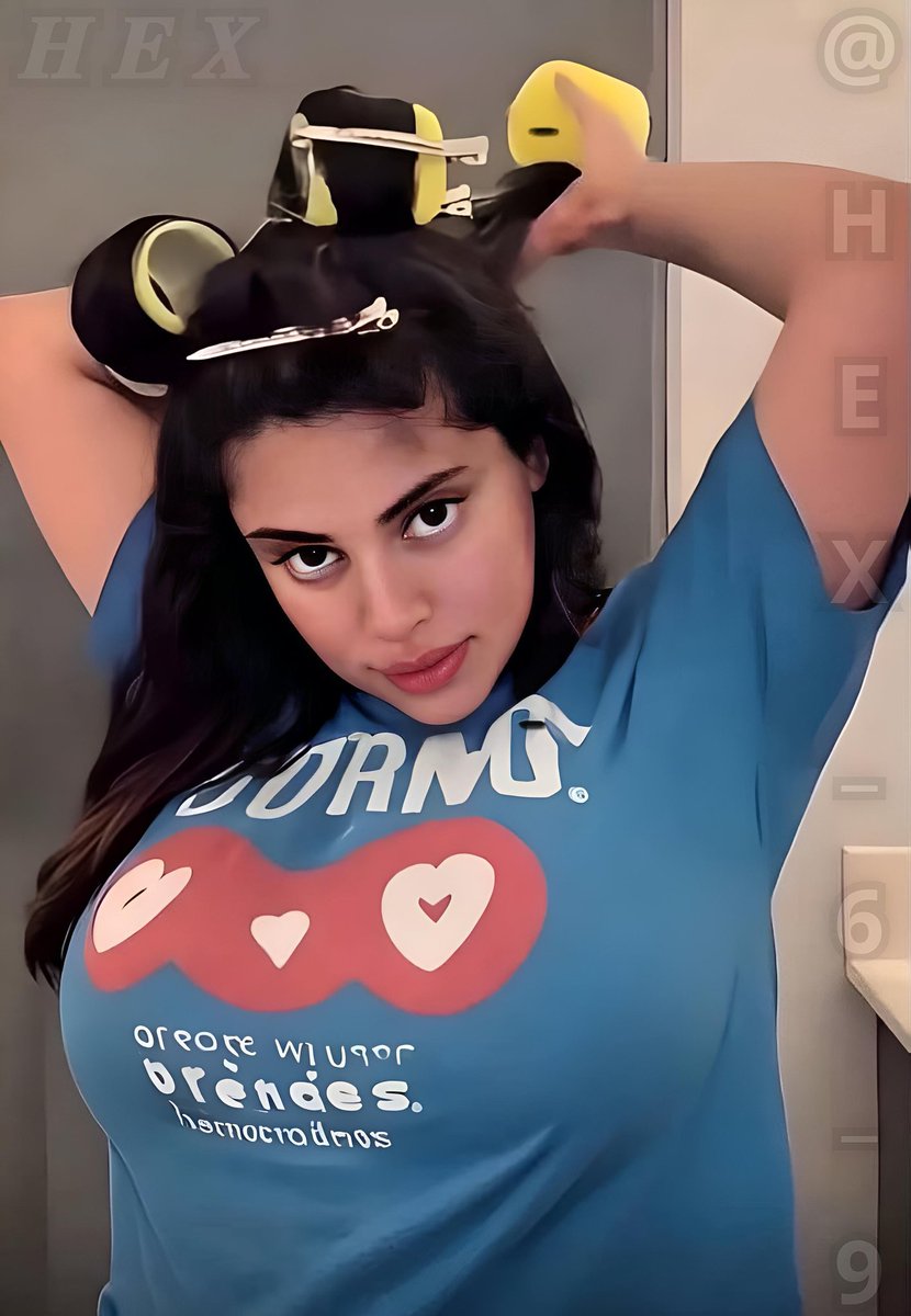 HEX_6_9's tweet image. نختم بوستات اليوم بسؤال صعب تجواب عليه

 جاوب تحت البوست مو خاص⬇️

 لو خيرتك تدفن فيسك بين صدر وحده منهم وتخرخر شحمتك عليه مين بتختار؟ 💦🍒