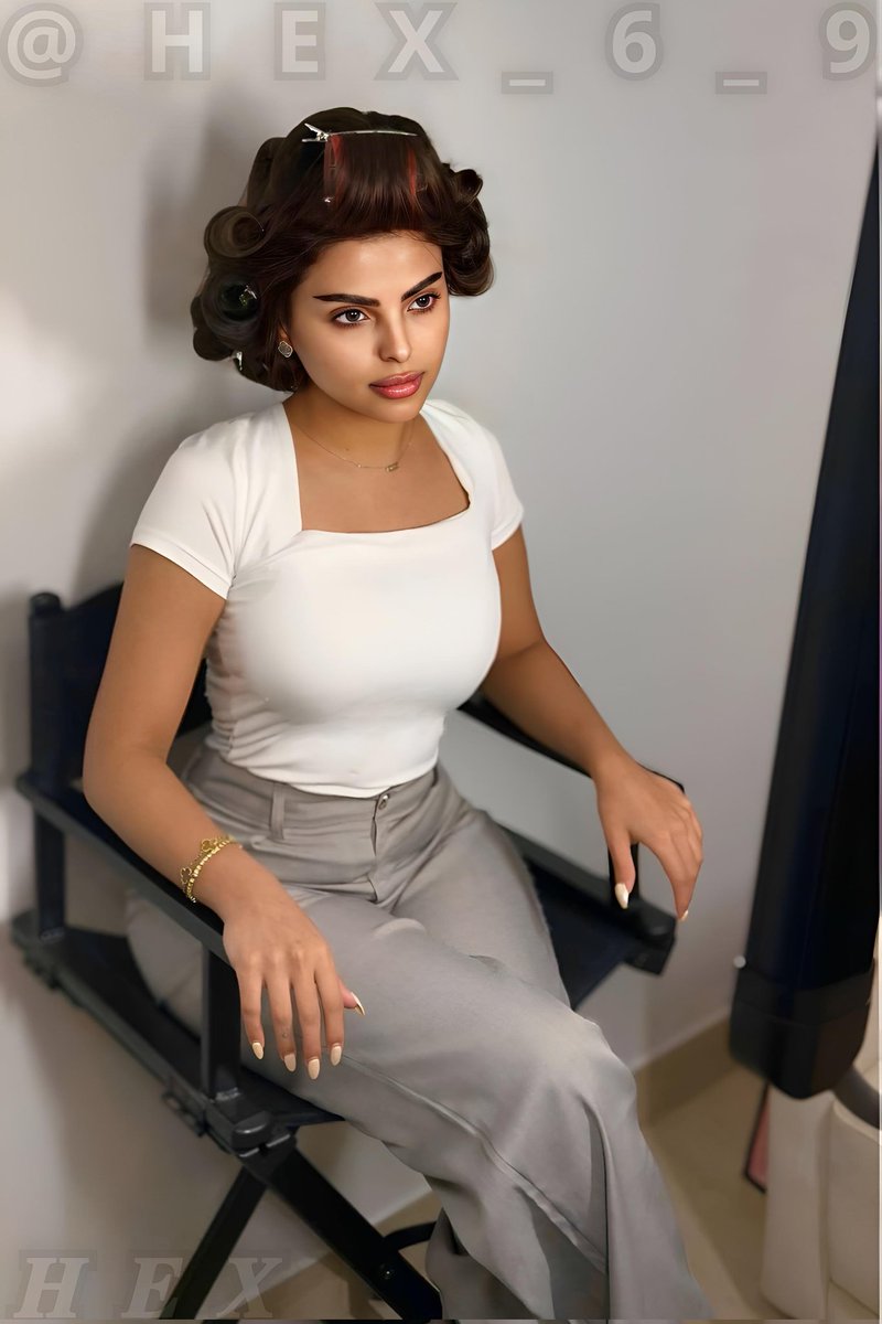 HEX_6_9's tweet image. نختم بوستات اليوم بسؤال صعب تجواب عليه

 جاوب تحت البوست مو خاص⬇️

 لو خيرتك تدفن فيسك بين صدر وحده منهم وتخرخر شحمتك عليه مين بتختار؟ 💦🍒