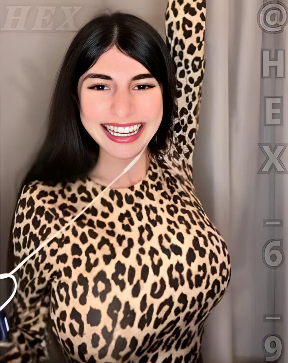 HEX_6_9's tweet image. نختم بوستات اليوم بسؤال صعب تجواب عليه

 جاوب تحت البوست مو خاص⬇️

 لو خيرتك تدفن فيسك بين صدر وحده منهم وتخرخر شحمتك عليه مين بتختار؟ 💦🍒