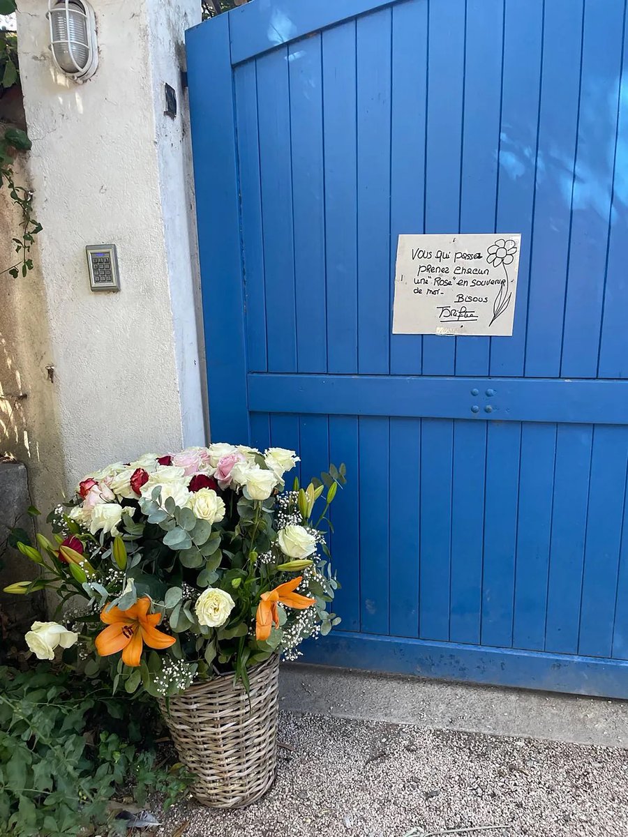 titibellini's tweet image. Devant La Madrague le 28 septembre 2024, le jour du 90e anniversaire de Brigitte Bardot : « Vous qui passez prenez chacun une “rose” en souvenir de moi », avait écrit la star à destination de ses admirateurs.

COLLECTION CHRISTOPHEL VIA AFP