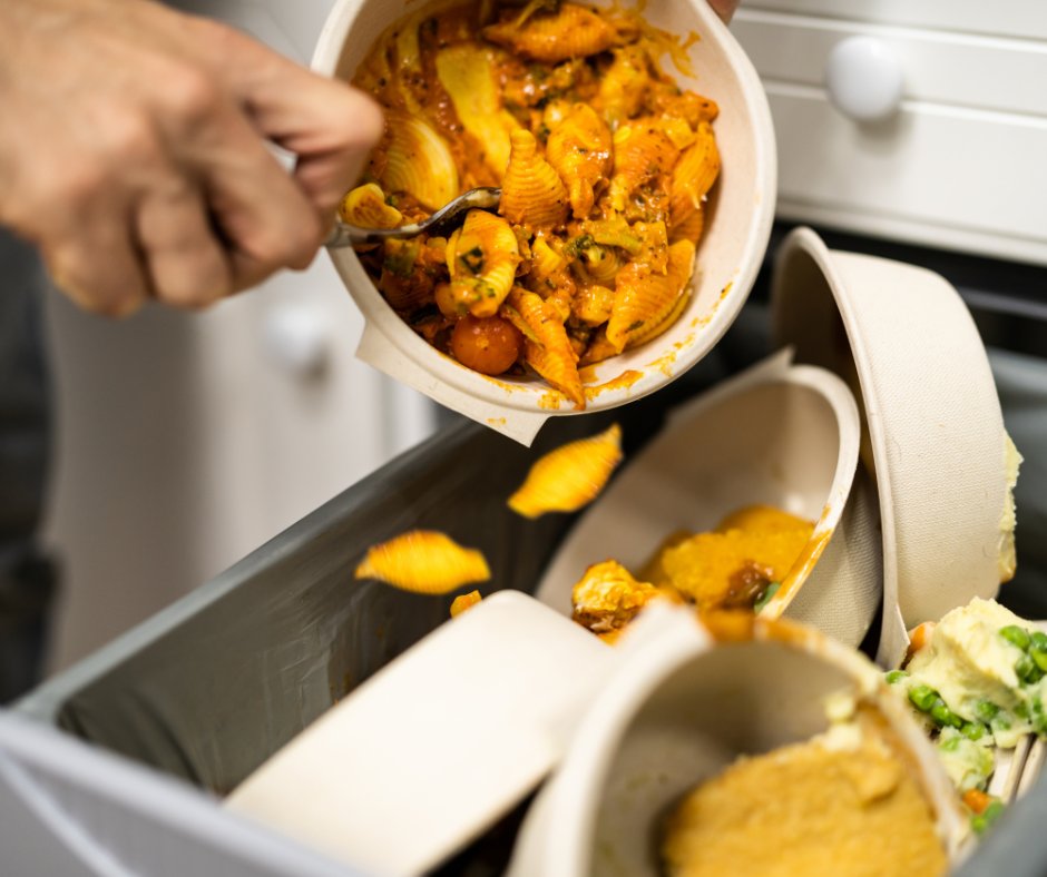 SouthHealthDist's tweet image. As we approach the New Year, now is a great time to take a moment and check your fridge 🧊
Holiday leftovers should be refrigerated within two hours and eaten within a few days. When in doubt, throw it out. Food safety helps keep everyone healthy as we welcome the New Year.