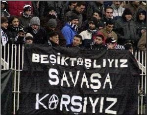 Beşiktaş tribününün siyasi görüşü, temelde zulme ve haksızlığa karşı durmaktan ibarettir. Bu duruş, tek bir düşünceye ya da kalıba sığdırılamaz. Kimi bu haksızlığa karşı sesini 1 Mayıs yürüyüşlerinde yükseltir, kimi soykırıma karşı Gazze yürüyüşlerinde… Önemli olan, nerede ve