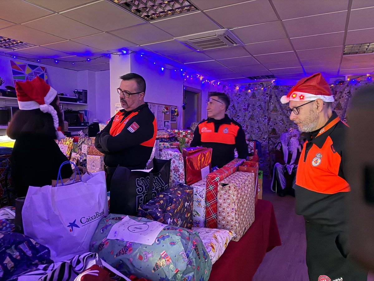 🎁 Miembros del #ERIVE han repartido hoy,  en la sede de la asociación <a href="/Valdeperales/">Valdeperales</a> de Madrid,  regalos donados por los trabajadores de la #ASEM112.

💫🎄Una iniciativa de <a href="/RRMMdeverdad/">Reyes Magos de Verdad</a> que lleva la ilusión y las sonrisas a pequeños y mayores en estos días de #Navidad.