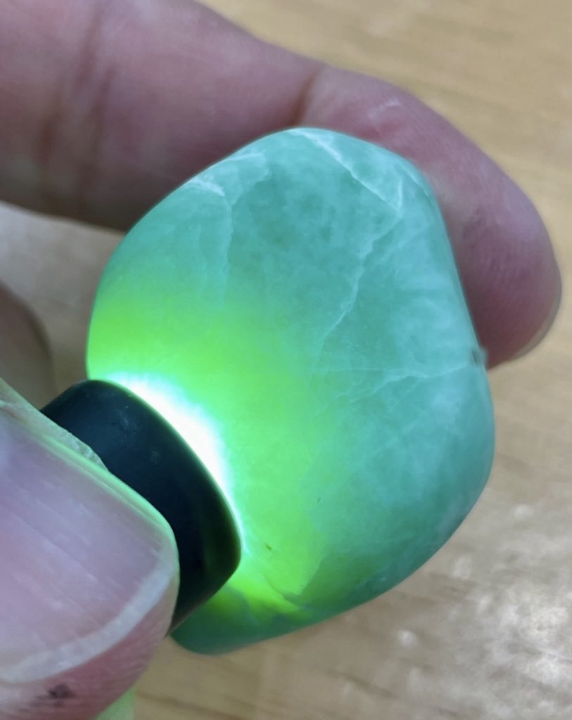 今日のヒスイは、 「アップルグリーン🟢翡翠」です❗️😁 川を下り