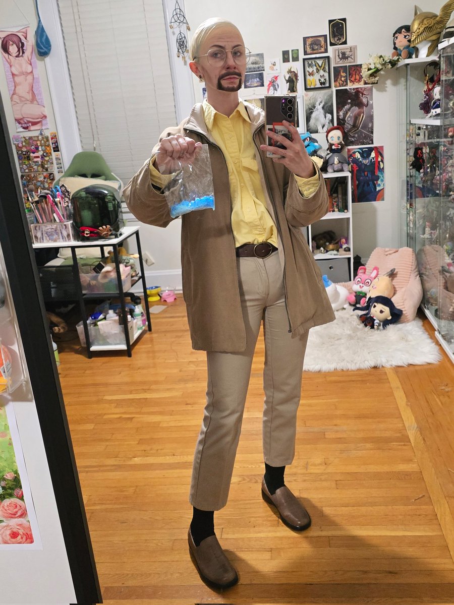 virtualpigeons's tweet image. Same cosplayer