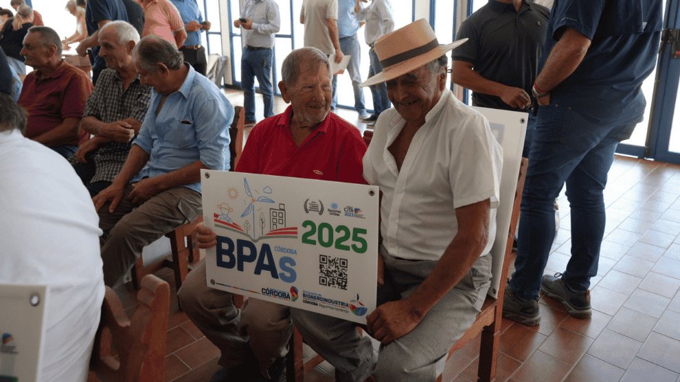 MinAgriCba's tweet image. #BPAs I Busso entregó más de $147 millones a productores del Dpto. Roque Sáenz Peña📍

👉En Serrano, Laboulaye y General Levalle se entregaron aportes del Programa Buenas Prácticas Agropecuarias a 379 productores agropecuarios.

➕ info 👉bit.ly/3Ymi6Qq