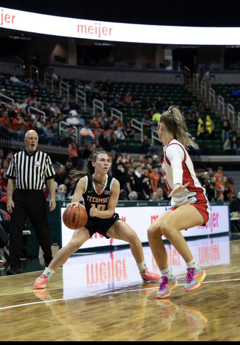 TecumsehGbball's tweet image. @Chloebullinger is absolutely amazing! If you haven’t seen her play, you need to! 17 pts (8-10 FG), (1-2 3’s), 9 boards, 2 assists all while handling the pressure the entire game with a 60-23 win over Toledo ND Academy! @LBInsider @wadesworld32 @PGHMichigan @statechampsmich