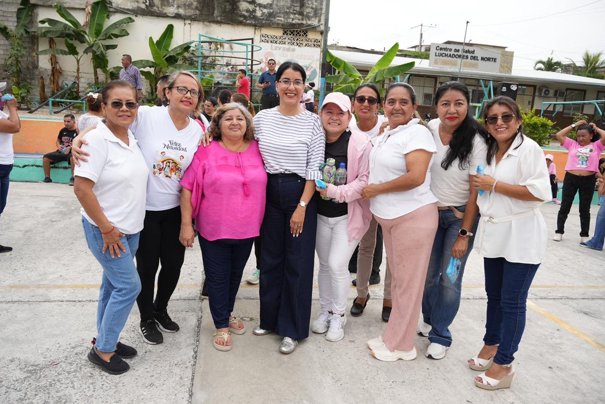 Educacion_Ec's tweet image. 📍 [GUAYAQUIL] En una jornada recreativa y llena de mucho movimiento se llevó a cabo el encuentro #Actívate y #VamosAlaCancha en Fin de Año, donde la ministra @GildaAlcivarOk, el viceministro de @DeporteEc, @RobertoIbañez_R, y más de 100 participantes de la Cooperativa Juan