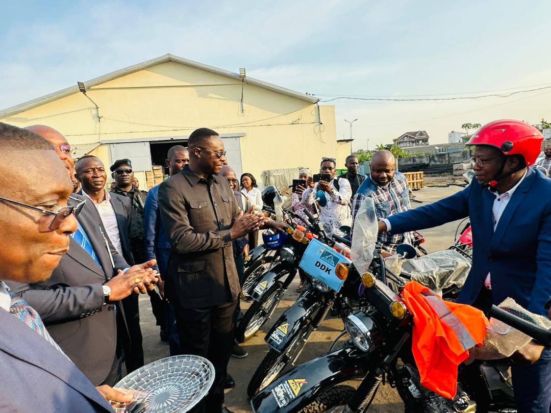 #RDC

SNEL SA : la mobilité renforcée pour un service électrique plus rapide au bénéfice des Congolais

Sous le soleil de ce mardi 30 décembre, un geste fort vient raviver l’espoir d’un service électrique plus efficace à travers le pays. A la sous-station de Limete la, le
