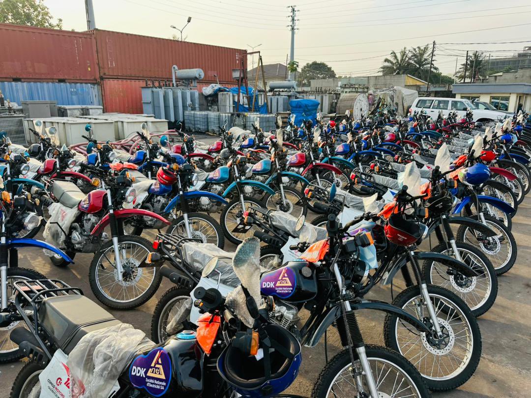 Lumumba002's tweet photo. le DG La SNEL SA @ted_lwamba a remis des motos à ses équipes techniques pour améliorer leur mobilité et accélérer les interventions sur le réseau électrique. Cette initiative vise à réduire les coupures et à améliorer la qualité du service électrique sur toute l’étendue du pays. https://t.co/cylAJg4y8r