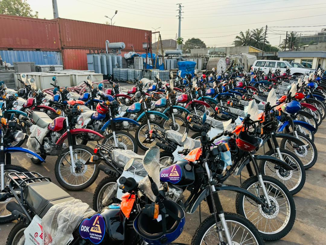 LucJonathan0's tweet photo. #SNEL SA : la mobilité renforcée pour un service électrique plus rapide au bénéfice des Congolais

Sous le soleil de ce mardi 30 décembre, un geste fort vient raviver l’espoir d’un service électrique plus efficace à travers le pays. A la sous-station de Limete la, le directeur général de la SNEL SA le Prof, Dr Ir, @ted_lwamba, a procédé à la remise officielle d’un important lot de motos DT, destinées aux équipes techniques affectées aux cabines électriques.

Un acte concret, porteur de sens, qui s’inscrit dans la vision du Chef de l’État, Félix Antoine Tshisekedi, déterminé à faire de l’électricité un véritable levier de développement et un droit accessible à tous les Congolais.

« Aujourd’hui, la mobilité constitue un véritable défi pour nos équipes. Ces motos viennent répondre à cette réalité et renforcer notre efficacité sur le terrain », a souligné le Directeur Général.

Dans une ville en perpétuel mouvement et des provinces parfois difficiles d’accès, la rapidité d’intervention devient une urgence. Grâce à ces nouveaux engins, les agents de la SNEL pourront intervenir plus vite, réduire les temps de coupure et améliorer sensiblement la qualité du service rendu à la population.

De Kinshasa aux provinces, aucune zone n’est oubliée. Cette dotation s’inscrit dans une dynamique nationale, tournée vers la modernisation, la proximité avec les usagers et l’amélioration continue des conditions de travail du personnel technique.

À travers ce geste fort, la SNEL SA confirme sa volonté d’agir, d’innover et de répondre concrètement aux attentes des Congolais.
Parce que derrière chaque ampoule rallumée, il y a une équipe engagée et désormais mieux équipée.

CONSULT. Comm-SNEL