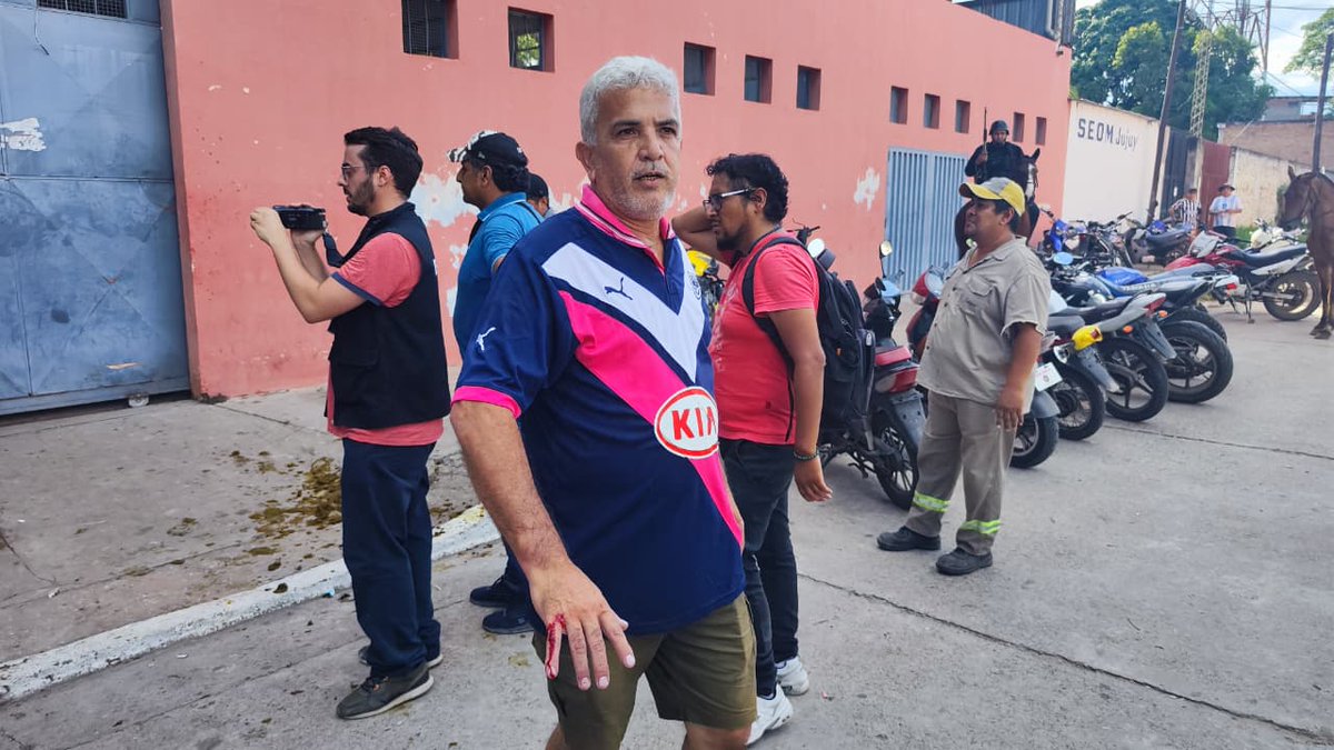 vilcalejandro's tweet photo. La policía de Sadir reprimer a trabajadores que quieren ingresar a la asamblea, defiende a la burocracia de Soail para expulsar delegados, como pide Ledesma para aplicar la reforma laboral. https://t.co/KT62vqvvYo