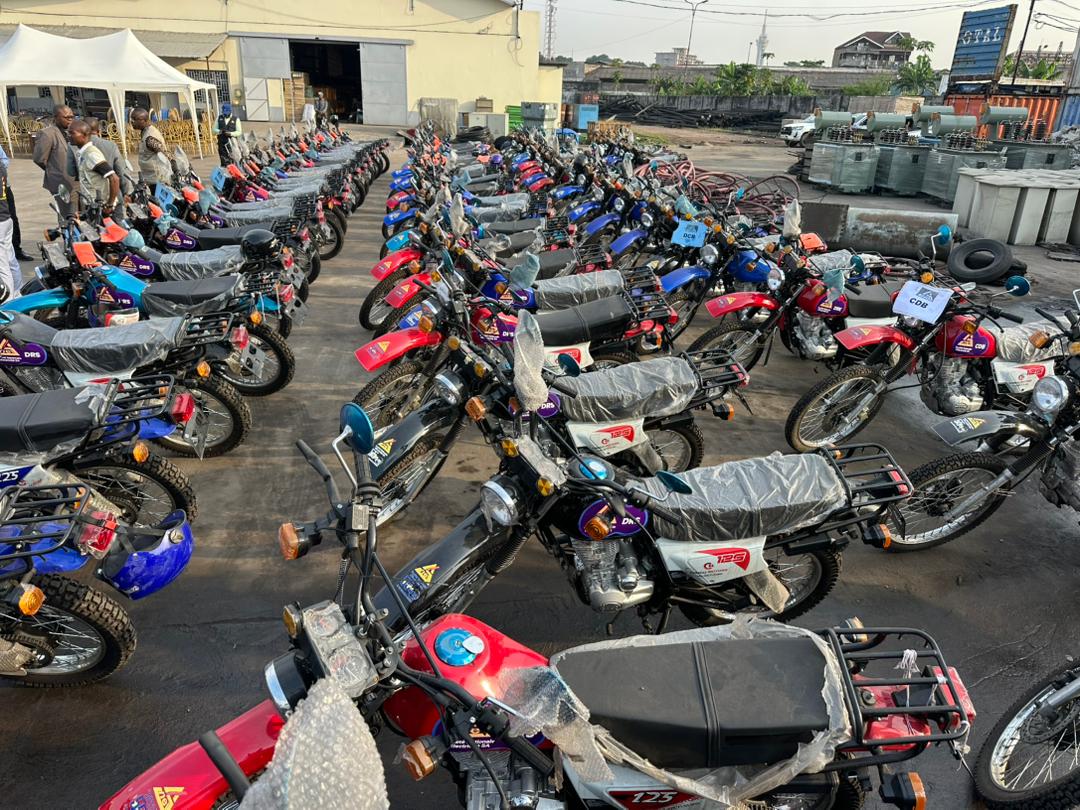 DenisYombo's tweet photo. 📍RDC | SNEL SA💡 : Ce mardi 30 Décembre 2025, un geste fort vient raviver l’espoir d’un service électrique plus efficace à travers le pays.

A la sous-station de Limete, le DG @ted_lwamba a procédé à la remise officielle d’un important lot de motos DT, destinées aux équipes techniques affectées aux cabines électriques.

« Aujourd’hui, la mobilité constitue un véritable défi pour nos équipes. Ces motos viennent répondre à cette réalité et renforcer notre efficacité sur le terrain », a souligné le DG de la SNEL.

De Kinshasa aux provinces, aucune zone n’est oubliée.
Cette dotation s’inscrit dans une dynamique nationale, tournée vers la modernisation, la proximité avec les usagers et l’amélioration continue des conditions de travail du personnel technique.