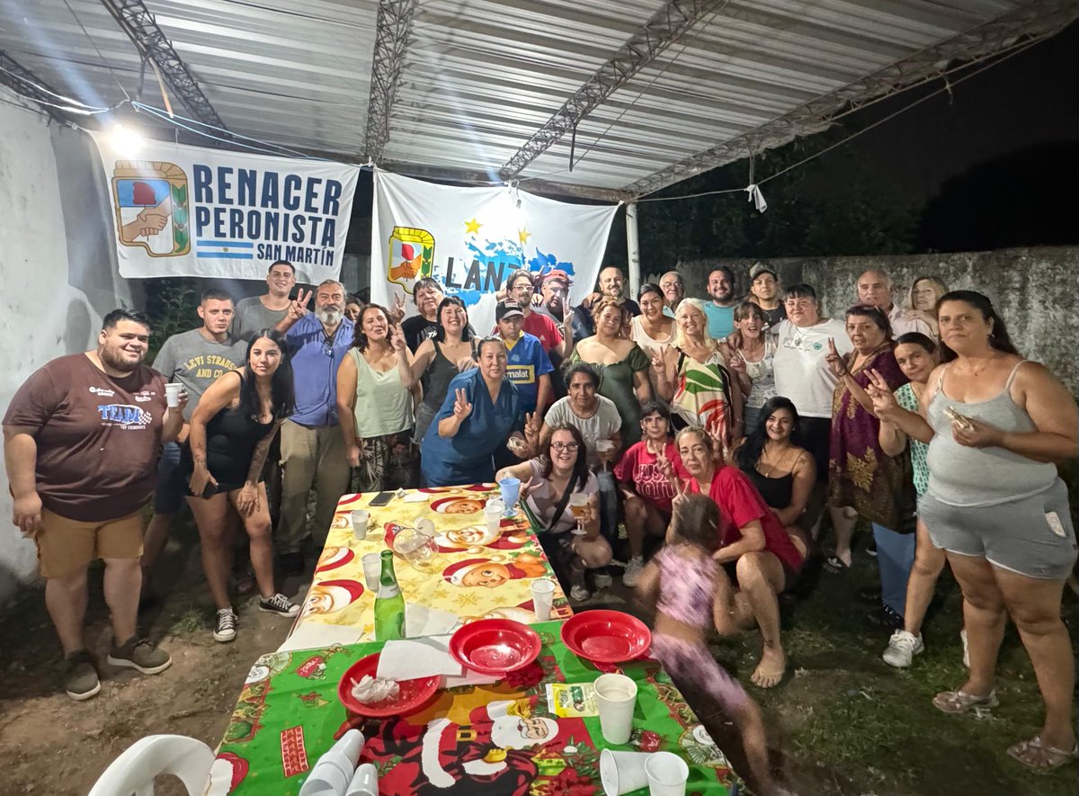 LauroGrande's tweet photo. Cerramos el año con los compañeros que militan en el barrio de #Lanzone 🥂
En momentos donde algunos trasnochados buscan romper el tejido social, nosotros reafirmamos el compromiso con la comunidad 🫂
Gracias a @mdibenedictis y a los compañeros, por su militancia incansable✌️ https://t.co/zw5Xrq7i3U
