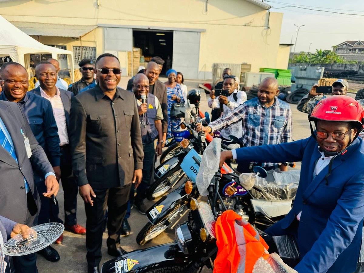 Ariel2Kalubi's tweet photo. #RDC
#SNEL_SA
la mobilité renforcée pour un service électrique plus rapide au bénéfice des Congolais

Sous le soleil de ce mardi 30 décembre, un geste fort vient raviver l’espoir d’un service électrique plus efficace à travers le pays. A la sous-station de Limete la, le directeur général de la SNEL SA le Prof, Dr Ir, @ted_lwamba Muba, a procédé à la remise officielle d’un important lot de motos DT, destinées aux équipes techniques affectées aux cabines électriques.

Un acte concret, porteur de sens, qui s’inscrit dans la vision du Chef de l’État, Félix Antoine Tshisekedi, déterminé à faire de l’électricité un véritable levier de développement et un droit accessible à tous les Congolais.

« Aujourd’hui, la mobilité constitue un véritable défi pour nos équipes. Ces motos viennent répondre à cette réalité et renforcer notre efficacité sur le terrain », a souligné le Directeur Général.

Dans une ville en perpétuel mouvement et des provinces parfois difficiles d’accès, la rapidité d’intervention devient une urgence. Grâce à ces nouveaux engins, les agents de la SNEL pourront intervenir plus vite, réduire les temps de coupure et améliorer sensiblement la qualité du service rendu à la population.

De Kinshasa aux provinces, aucune zone n’est oubliée. Cette dotation s’inscrit dans une dynamique nationale, tournée vers la modernisation, la proximité avec les usagers et l’amélioration continue des conditions de travail du personnel technique.

À travers ce geste fort, la SNEL SA confirme sa volonté d’agir, d’innover et de répondre concrètement aux attentes des Congolais.
Parce que derrière chaque ampoule rallumée, il y a une équipe engagée et désormais mieux équipée.

CONSULT. Comm-SNEL