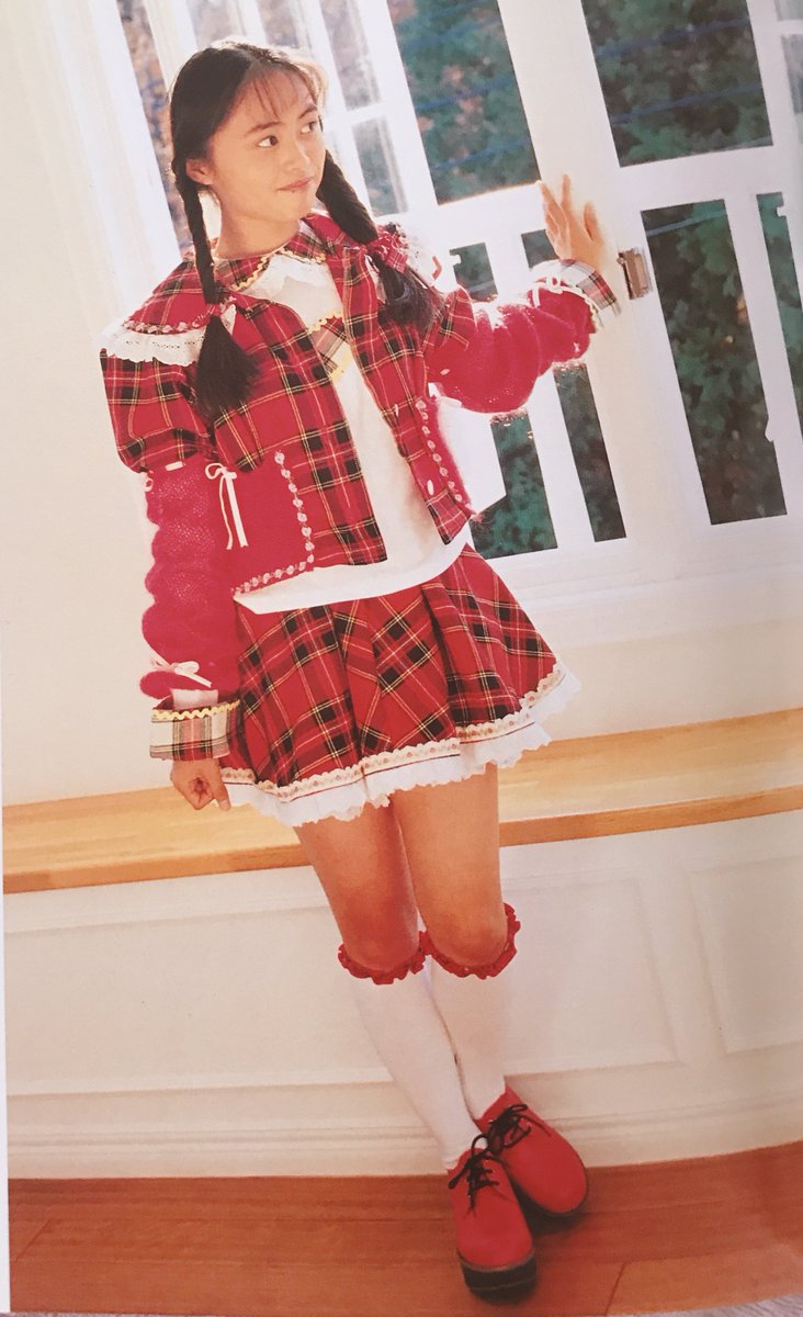 In my opinion, the evolution of the amount of acceptable skin exposure in lolita fashion over the years has always been quite non-linear. Looking back at the mid-90s, there were a good amount of lolitas wearing skirts that would be considered scandalously short even today.