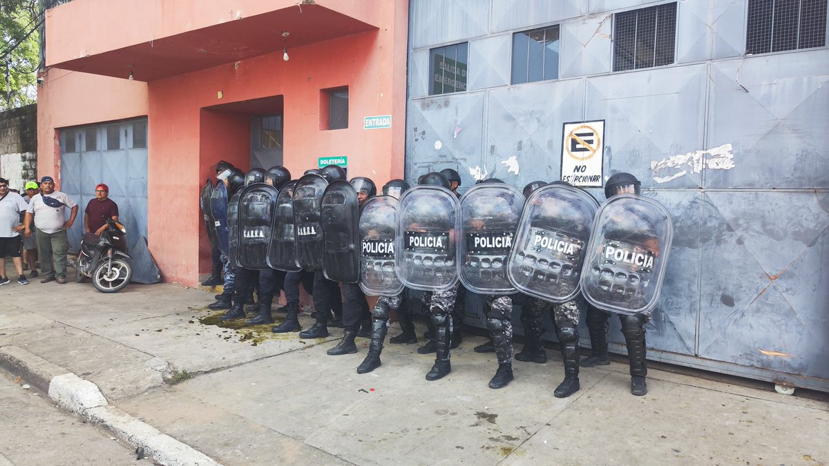 RemyGaston1's tweet photo. Sindicato azucarero de Ledesma #Jujuy, la policía reprime para defender la expulsión de delegados que enfrentan 300 despidos. Así empieza la reforma laboral de Milei, con el gobernador Sadir mandado la policía. La familia del genocida Blaquier agradecida. No pasarán! https://t.co/8bxTmfH1bF