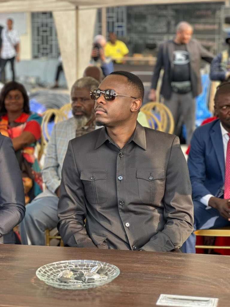 lapatrie243's tweet photo. SNEL SA : la mobilité renforcée pour un service électrique plus rapide au bénéfice des Congolais

Sous le soleil de ce mardi 30 décembre, un geste fort vient raviver l’espoir d’un service électrique plus efficace à travers le pays. A la sous-station de Limete la, le directeur général de la SNEL SA le Prof, Dr Ir, Teddy Lwamba Muba, a procédé à la remise officielle d’un important lot de motos DT, destinées aux équipes techniques affectées aux cabines électriques.

Un acte concret, porteur de sens, qui s’inscrit dans la vision du Chef de l’État, Félix Antoine Tshisekedi, déterminé à faire de l’électricité un véritable levier de développement et un droit accessible à tous les Congolais.

« Aujourd’hui, la mobilité constitue un véritable défi pour nos équipes. Ces motos viennent répondre à cette réalité et renforcer notre efficacité sur le terrain », a souligné le Directeur Général.

Dans une ville en perpétuel mouvement et des provinces parfois difficiles d’accès, la rapidité d’intervention devient une urgence. Grâce à ces nouveaux engins, les agents de la SNEL pourront intervenir plus vite, réduire les temps de coupure et améliorer sensiblement la qualité du service rendu à la population.

De Kinshasa aux provinces, aucune zone n’est oubliée. Cette dotation s’inscrit dans une dynamique nationale, tournée vers la modernisation, la proximité avec les usagers et l’amélioration continue des conditions de travail du personnel technique.

À travers ce geste fort, la SNEL SA confirme sa volonté d’agir, d’innover et de répondre concrètement aux attentes des Congolais.
Parce que derrière chaque ampoule rallumée, il y a une équipe engagée et désormais mieux équipée.

CONSULT. Comm-SNEL