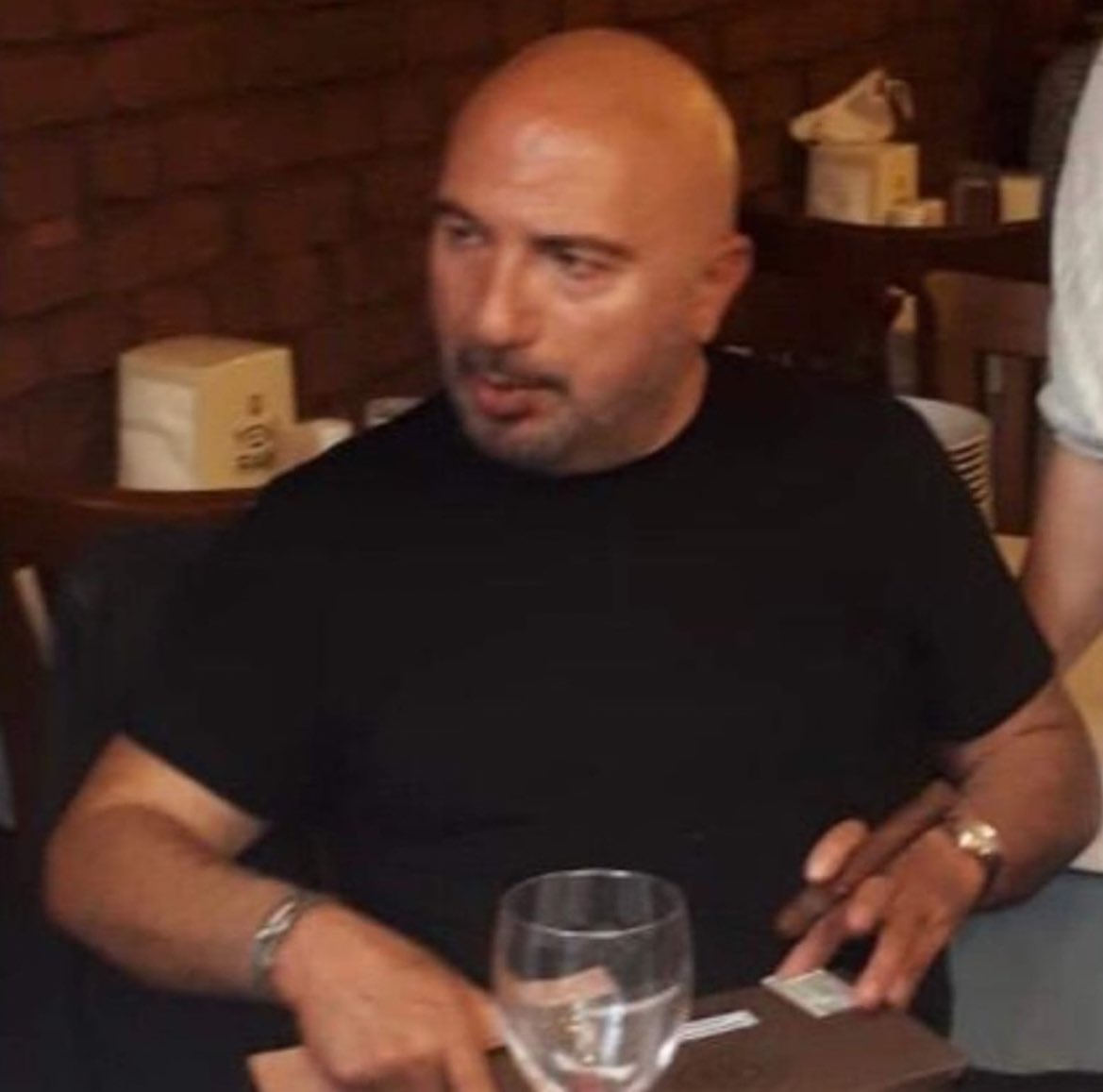 Hakan Bilal Kutlualp öyle bir adam ki,
-Seçim döneminde Aziz Yıldırım’ın kararını son dakikaya kadar bekledi.
-Seçime 3 adayın girmesinin rakibe yarayacağını düşündü ve çekildi. 
O kadar mütevazi bir insan ki koşullar ne olursa olsun kendini hiçbir zaman ön planda tutmuyor ve