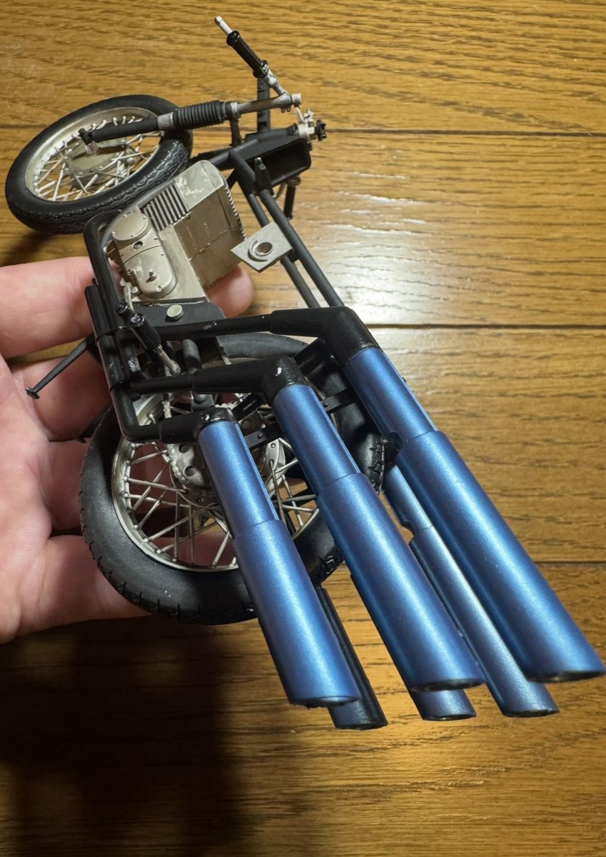 isaburock's tweet photo. プラモデルを作りました（Part 2）組み立てながら気付いたことで、メインスタンドでバイクを自立させたとき前輪が浮きます。普通は後輪が浮きますよね。カウルを装着しても浮きます。なのでエンジンの中に錘となる小さなナットを一つ入れましたよ。#仮面ライダー #サイクロン号 #プラモデル #旧1号 https://t.co/0GPO2OMkWC