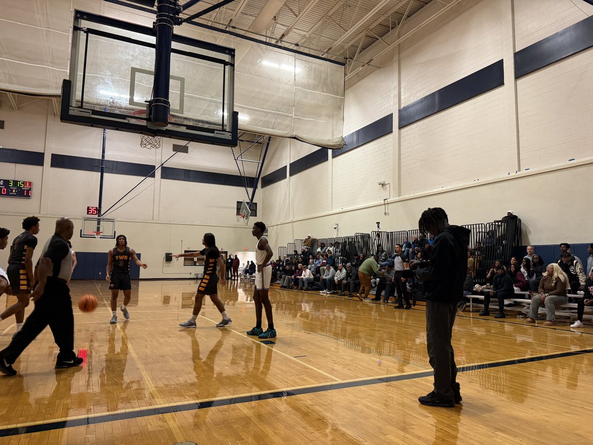 BTS_Report's tweet photo. The vibes in the Aux gym @LemonStClassic has picked up for this @GWCarverMBB and @TWS_Basketball with standing room only wit several college coaches in attendance.
#btsreport #HSBB #BeSomebody https://t.co/eTo6KpAW4t
