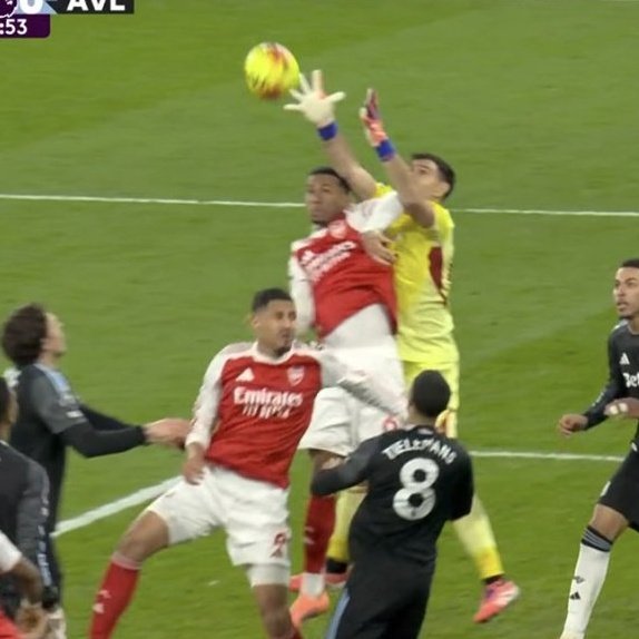 هذه اللقطة أثارت الجدل اليوم بعد هدف جابرييل .. 

البعض اعتبرها خطأ لأن فيها التحام مع الحارس داخل منطقته ..

البريميرليغ نشر في تاريخ 09 سبتمبر 2024 الشرح الآتي في مادة بعنوان (Challenges on Goalkeepers):
- الالتحام جزء مقبول من لعبة كرة القدم.

- يُسمح للاعبين المهاجمين