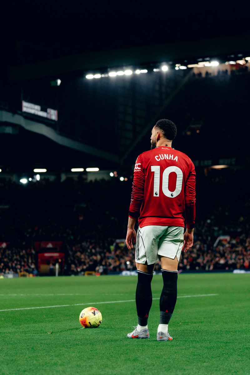 ManUtd's tweet image. 2️⃣0️⃣ minutes to go and the Reds are applying heavy pressure — come on United! 😤