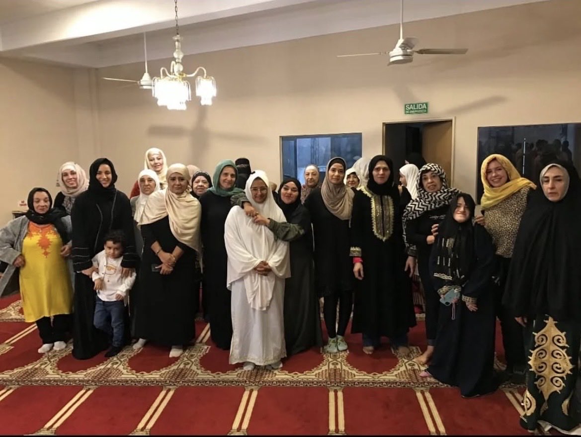 Schwarzsee10's tweet image. CENTRO ISLAMICO DE CORDOBA 

Así es como promocionan y expanden el ISLAM en CBA. Todo parece con “buenos modales” pero el trasfondo es CONVERTIR. 
 A los woke/zurdos parece divertirles, se prueban yihabs, realizan oraciones ISLAMICAS y aprenden los 5 pilares del ISLAM.

DE TERROR