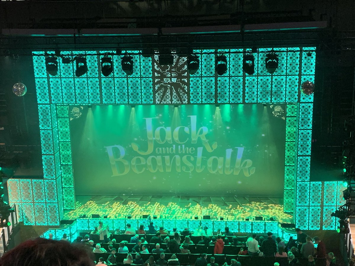 MiddlebrookDave's tweet image. Anne and I had fun at the Aylesbury Jack and the Beanstalk panto this evening (30/12) - including some parts in 3D - “Oh yes we did …..”