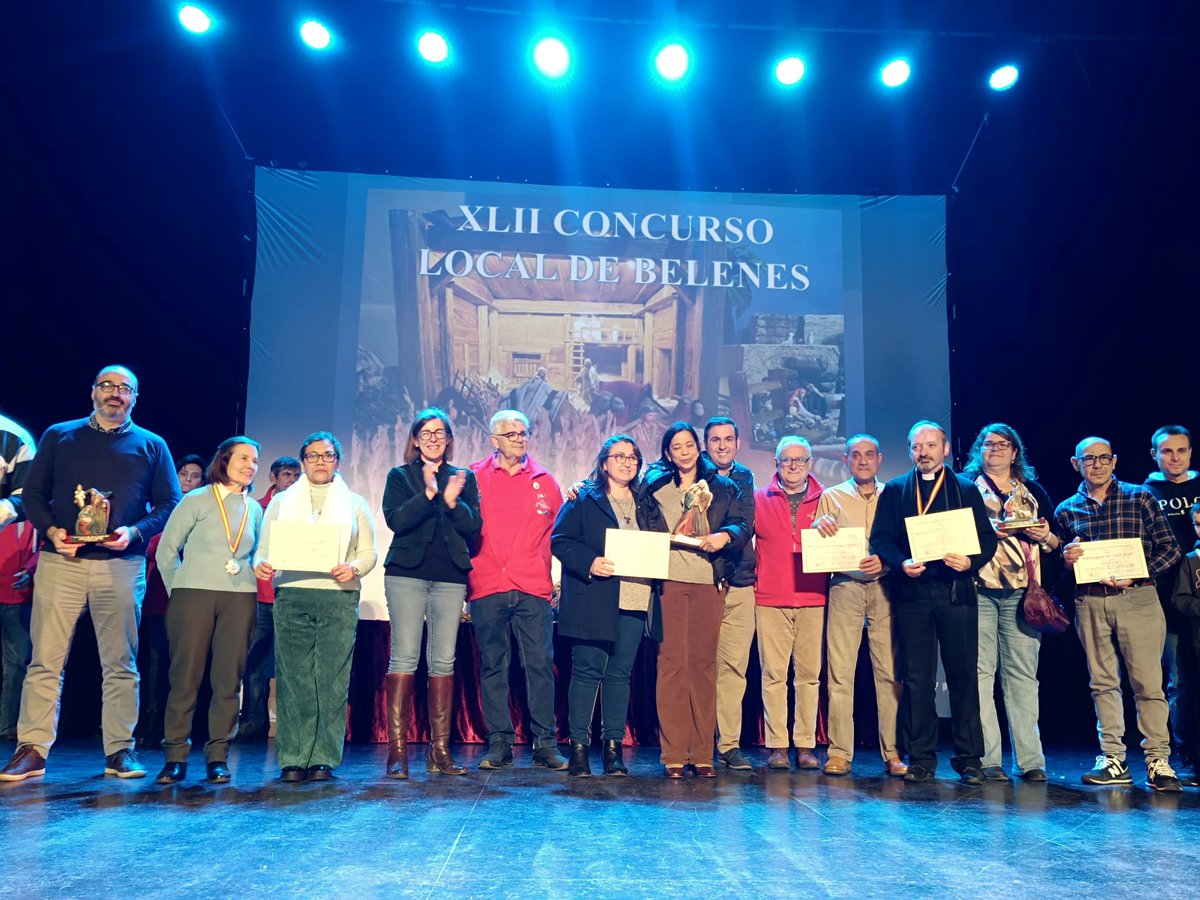 TRADICIONES POPULARES |
👥 Un año más, el ‘Auditorio Paco de Lucía’ ha acogido, con la presencia del concejal de Fiestas y Tradiciones Populares, Antonio Saldaña (<a href="/AntonioSalda92/">Antonio Saldaña</a>), y otras personalidades, la entrega de premios del ‘XLII Concurso Local de Belenes’ con la
