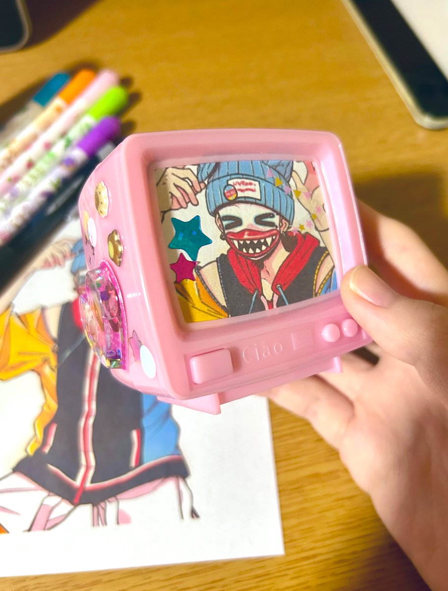 今月号のちゃおの付録、印刷したハギワくんのテレビにしてみた✧*。

周りのシールにも過去のちゃおのぷっくりシールたち使ってみた…✨

にしてもデコのセンスが壊滅的に無い…☺️💧

#hagiwa
#하기와
#stealheartclub
#hrtzwav