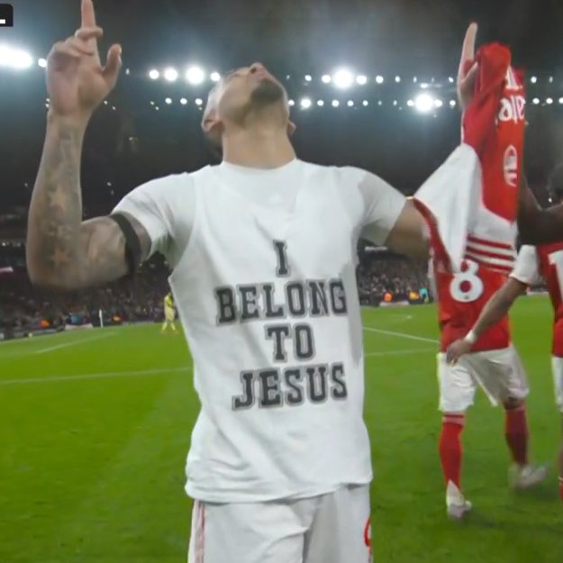 TouchlineX's tweet image. Gabriel Jesus hit Kaka's 'I BELONG TO JESUS' celebration. ❤️